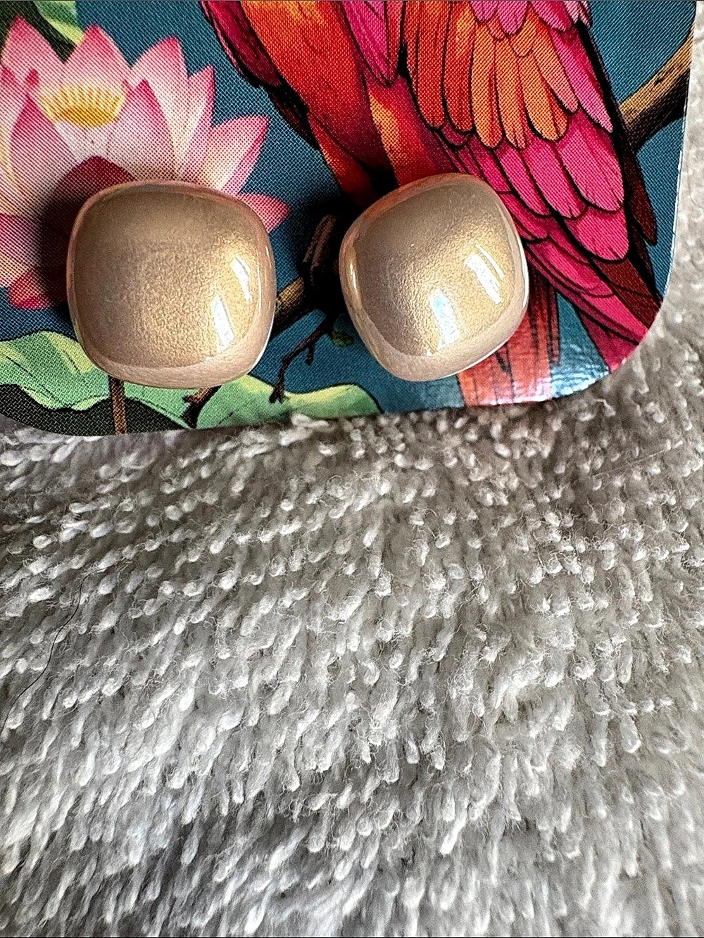 Stud Earrings in Pearl like New